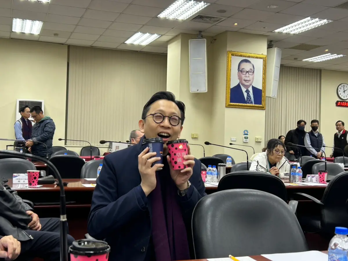 全黨挺路易莎!國民黨中常會「人手一杯」 中常委嗨翻:謝謝主席 | 政治快訊 | 要聞 | NOWnews今日新聞