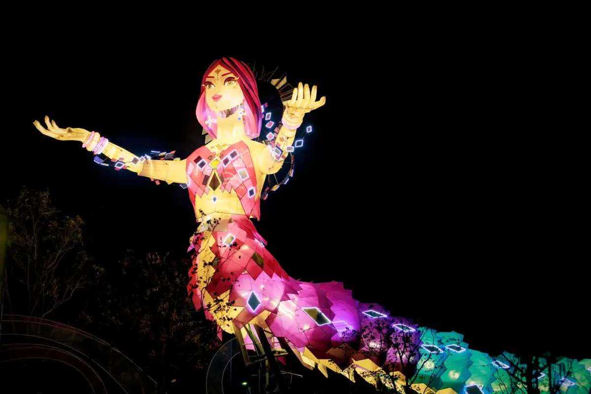 ▲中台灣燈會主燈「蛇現幸福」的女媧造型是否「醜水」，在網路掀起討論熱潮。（圖／台中市政府提供，2025.02.05）