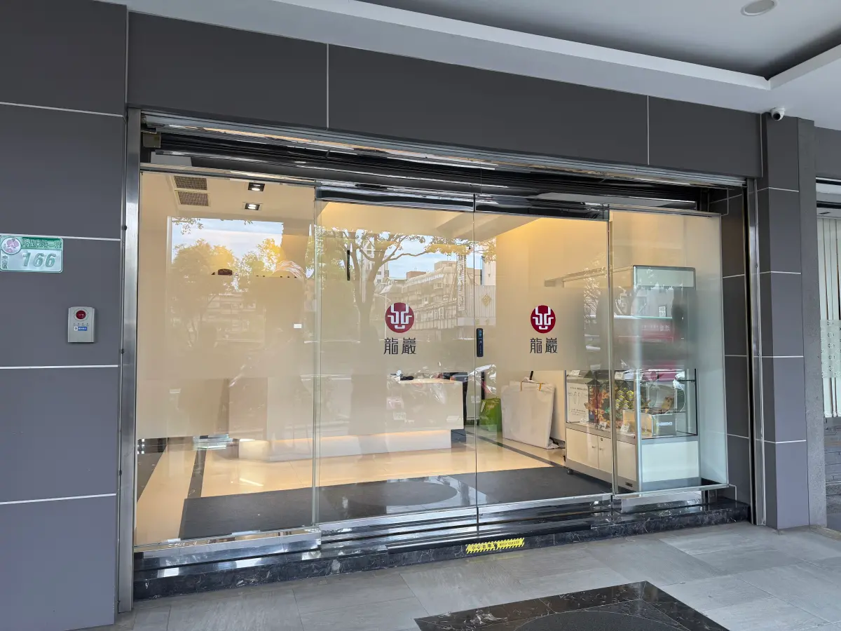 ▲ 大S徐熙媛傳靈堂將設置在龍巖會館，今（5日）看來尚無布置的情況，工作人員亦稱目前都無消息，連擺放在靠近門內的花籃也不是獻給大S。（圖／記者蘇詠智攝）