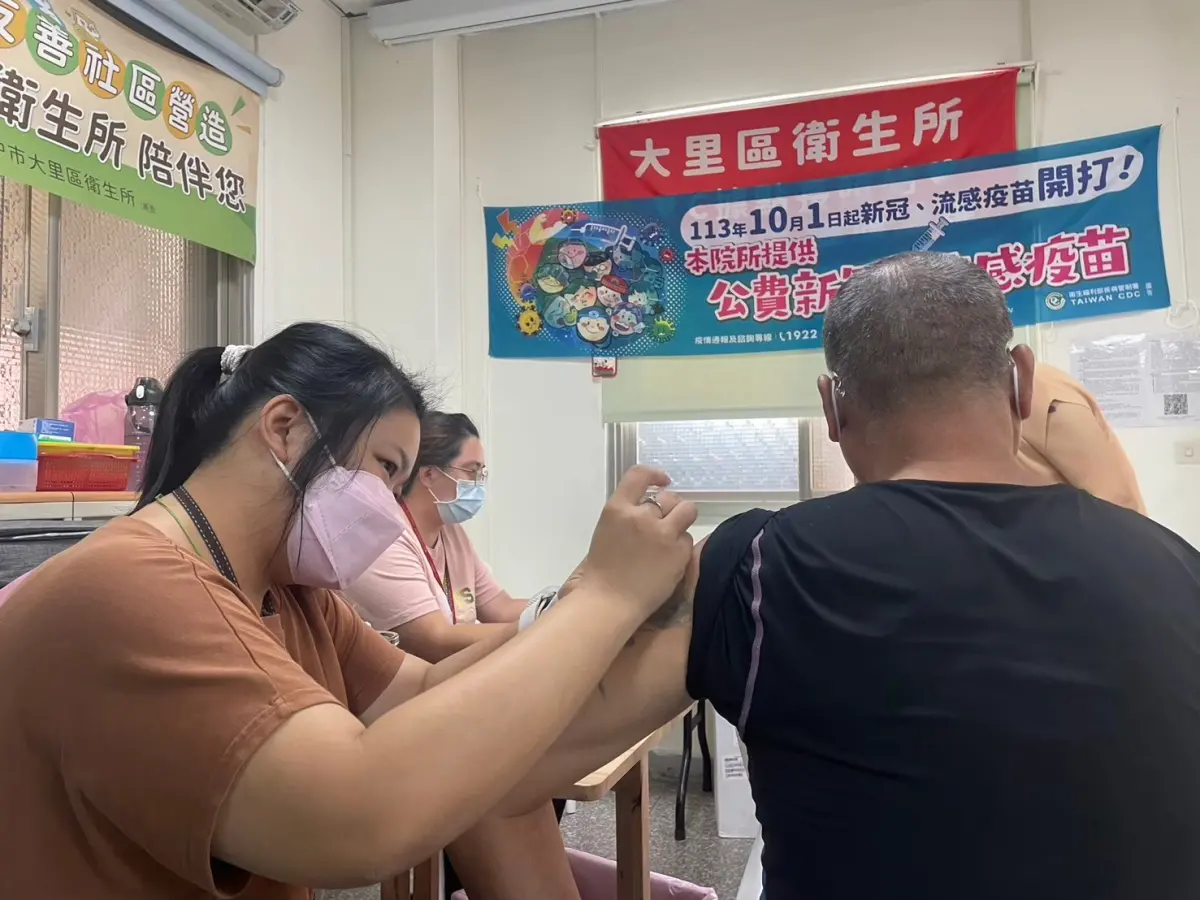 ▲疾管署表示，昨全國公費流感疫苗接種約4.6萬劑疫苗，目前剩餘約4.3萬劑。(圖／衛生局提供2025.2.5)