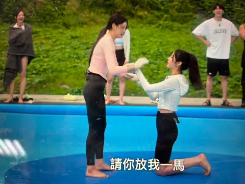 ▲《單身即地獄4》女嘉賓泳池比賽瘋了！出現鎖喉、扯頭髮的招式，3女搶1男的局面相當精彩。（圖／翻攝自Netflix）