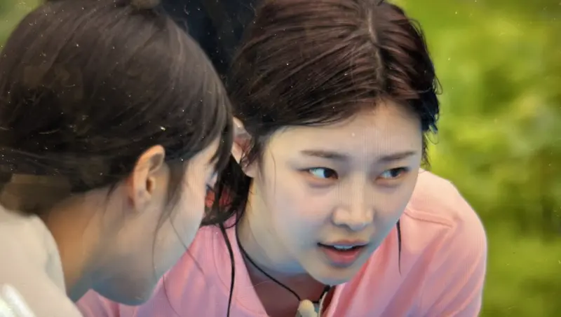 ▲《單身即地獄4》女嘉賓泳池比賽瘋了！出現鎖喉、扯頭髮的招式，3女搶1男的局面相當精彩，圖為人氣女王李時安。（圖／翻攝自Netflix）