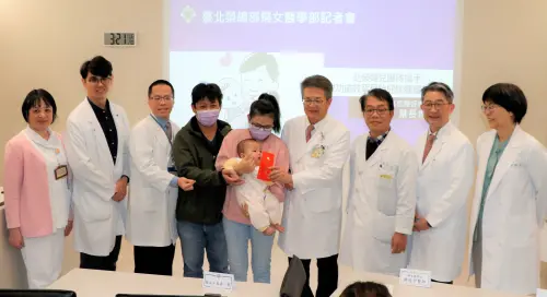 ▲黃小寶父母(中)成功挺過難關,感謝所有醫療團隊的努力。(圖/台北榮總提供) ▲黃小寶父母(中)成功挺過難關,感謝所有醫療團隊的努力。(圖/台北榮總提供)