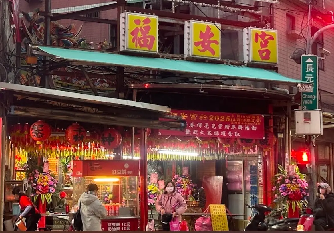 ▲台灣彩券公司表示，新北市有一名妙齡女子到三重市福安宮參拜土地公後，買了刮刮樂「1200萬大吉利」試手氣，本以為沒中獎要店員幫忙丟掉，店員用投注機再對獎一次，結果發現竟中了100萬元。（圖／台灣彩券公司提供）