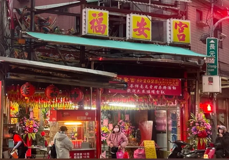 ▲台灣彩券公司表示，新北市有一名妙齡女子到三重市福安宮參拜土地公後，買了刮刮樂「1200萬大吉利」試手氣，本以為沒中獎要店員幫忙丟掉，店員用投注機再對獎一次，結果發現竟中了100萬元。（圖／台灣彩券公司提供）