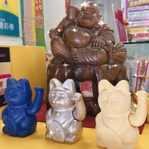 ▲位在新竹市的「速來發彩券行」，店內供奉彌勒佛，過年期間裡裡外外還噴了發財水，代理人陳小姐說，可能彌勒佛與發財水相互呼應，讓這對幸運夫妻中百萬大獎。（圖／台灣彩券公司提供）