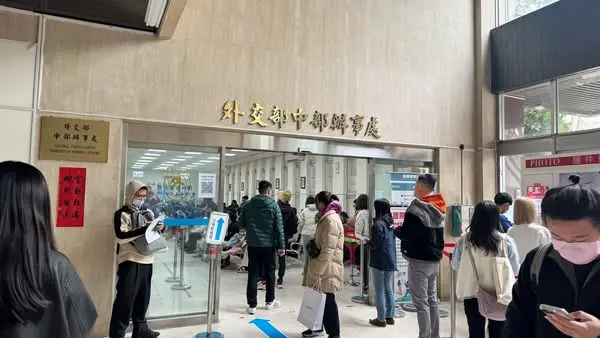 ▲「海邊睡睡念」說，中辦辦護照的地方根本也不會被影響，現場人山人海，大家都在辦護照。（圖／翻攝粉專海邊睡睡念）