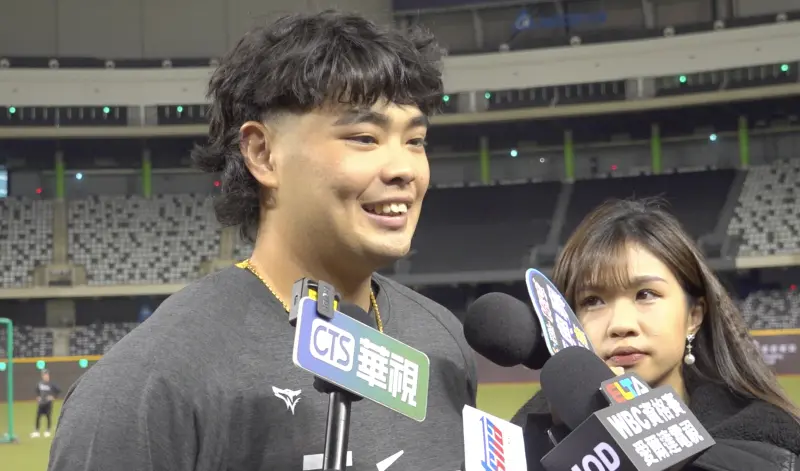 ▲陳柏毓首度入選一級賽事國家隊，今（5）日穿上WBC經典賽資格賽中華隊「Taiwan」練習衣，他笑說，「對我來說是榮耀，這個很熱銷，不用搶就可以拿到這件，我很榮幸可以穿上。」陳柏毓也分享首度打一級賽事的感覺，「滿久沒在台灣比賽，很期待第一次在大巨蛋投球。」（圖／吳忠育攝）