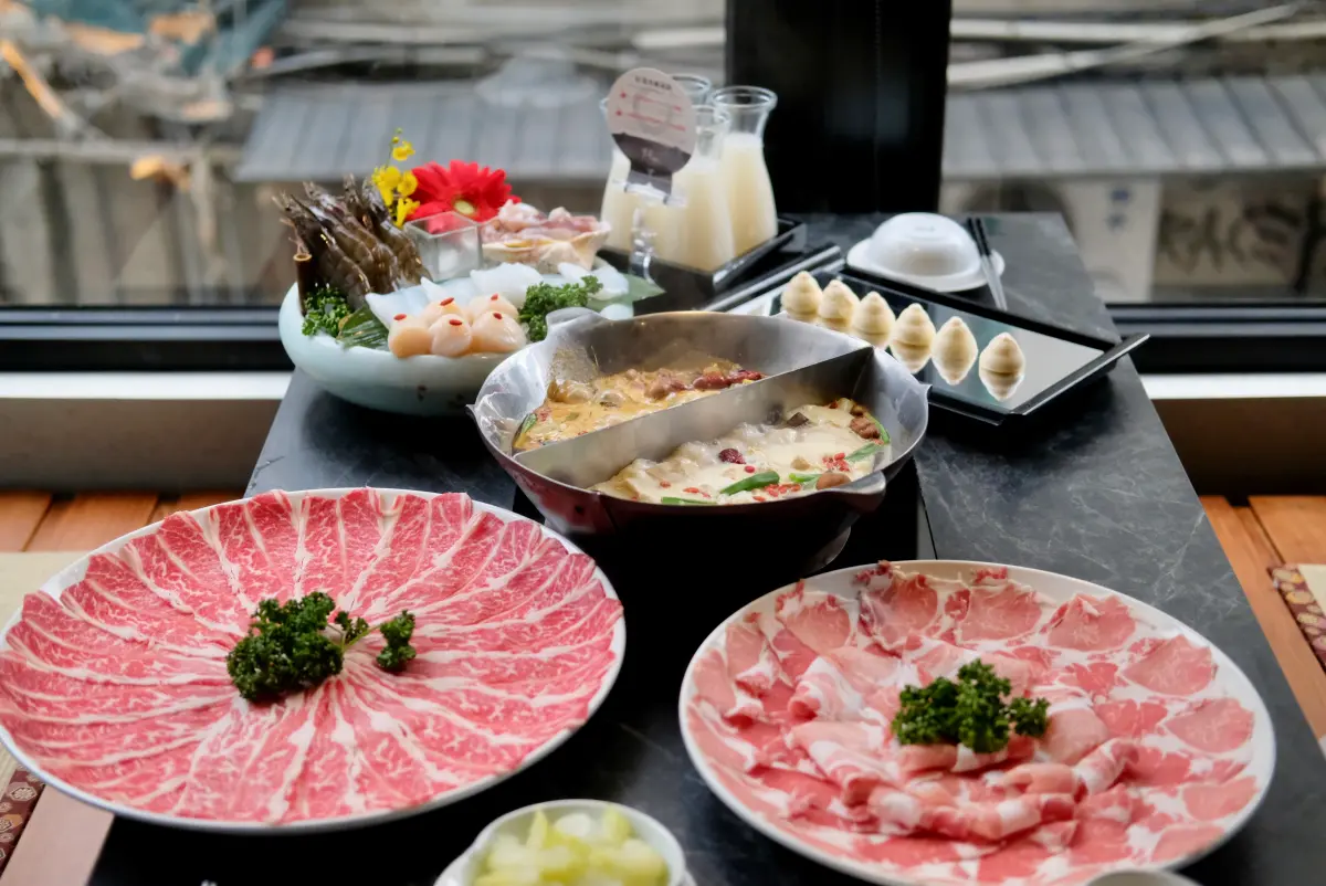 ▲鼎王集團「無老鍋」插旗永康商圈開設新分店，有單店限定商品，更推出多樣好康，2/9前消費達到低消就送雪花牛。（圖／記者葉盛耀攝）