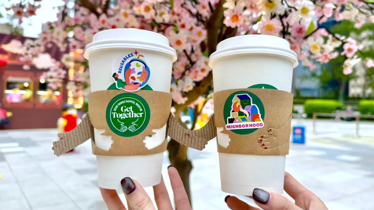 ▲本週六補班日要連上六天班，「星巴克買一送一」今起連喝4天咖啡優惠，特大杯特選美式67.5元、那堤75元，還免費送「擁抱熱杯套」讓杯子牽手。cama café二月咖啡單杯「現折10元」一次看。（圖／記者蕭涵云攝）