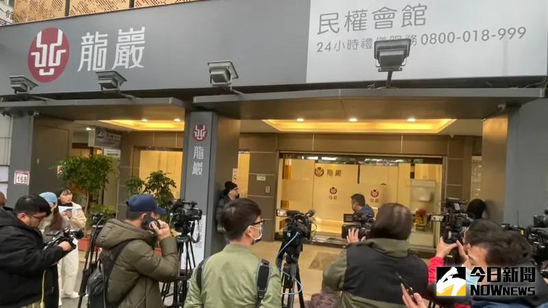 ▲有消息指出，大S骨灰不在民權龍巖會館，而是已經提早一天回家，現場大批媒體全撲空。（圖／記者葉政勳拍攝）