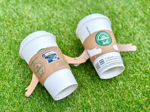 ▲星巴克擁抱熱杯套可以讓咖啡手牽手，還能用貼紙創作。（圖／記者蕭涵云攝）