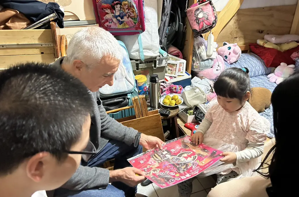 ▲愛心大使谷月涵跟隨社工家訪，實際行動關懷新住民家庭。（圖／財團法人台灣賽珍珠社會福利基金會）