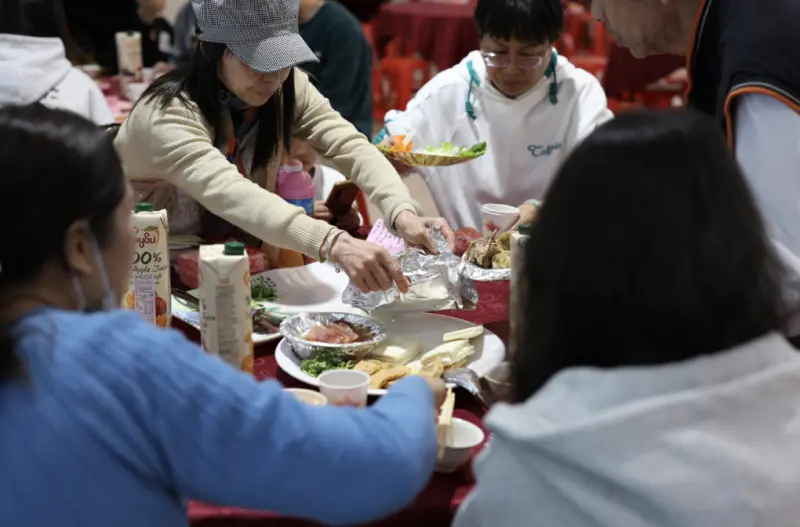 ▲花蓮縣衛生局長朱家祥特別提醒，飲食應掌握「選得巧、吃得慢、動得夠」原則和「減鈉、優質蛋白、高纖蔬果、七分飽、活動」五撇步。（示意圖／財團法人台灣賽珍珠社會福利基金會）
