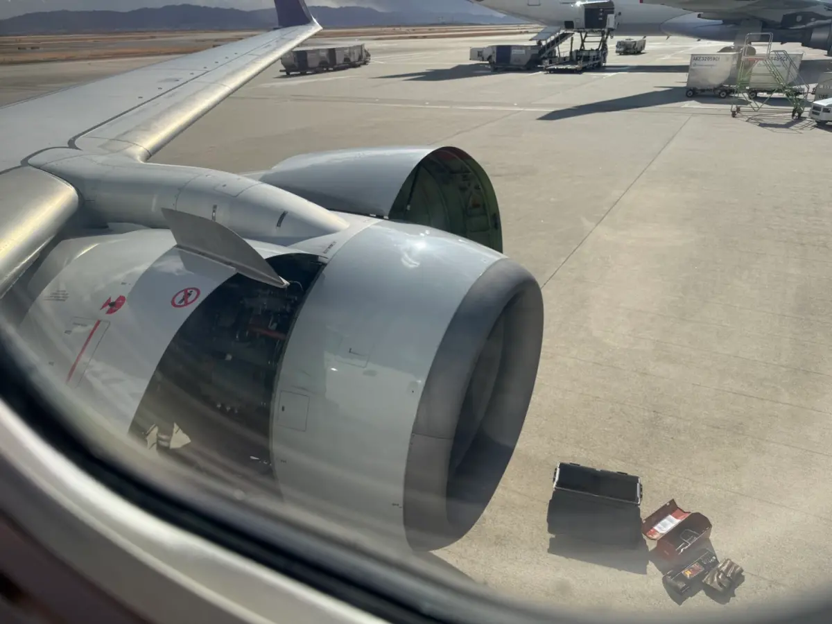 ▲華航一架原訂日本時間今天11時40分從大阪關西飛往高雄的CI167（波音737）班機，因系統訊號異常進行航機檢修，機上旅客今天回不了台灣。（圖／翻攝畫面）