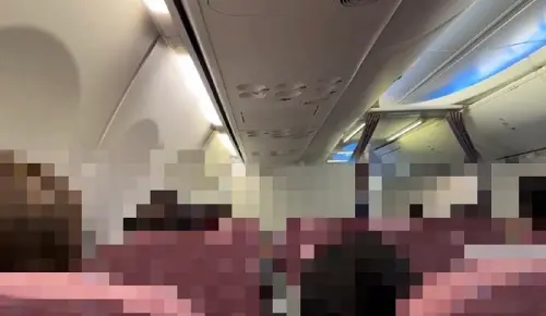 ▲目前日本溫度大約在個位數，由於飛機上沒有電力沒有空調，機艙內非常悶，旅客衣服穿很多，座艙長表示，已申請冷氣車供機艙內旅客使用。（圖／民眾提供）