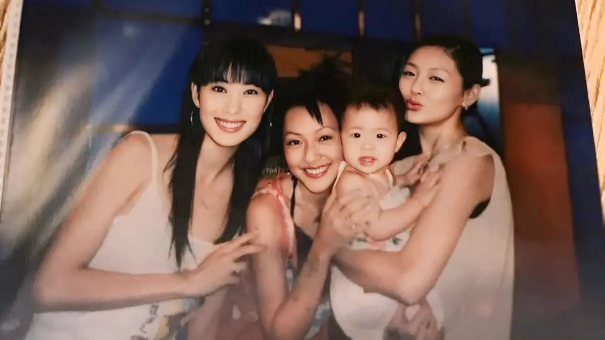 ▲賈永婕上傳了女兒安安被大S抱在身上，舉止親暱的照片，心痛的寫下：「孩子們都很想念大S阿姨！」字裡行間透露著失去摯友的悲痛。（圖／賈永婕的跑跳人生）