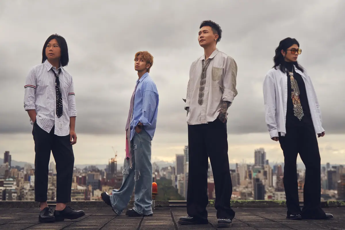 ▲瑪莎（左起）在〈勝利人生〉MV中和3位師弟鼓鼓、蕭秉治、聖皓組成新團，被粉絲笑稱是「瑪莎拉弟」，而這次瑪莎久違助陣拍MV，也讓蕭秉治嗨喊：「賺到了。」（圖／相信音樂提供）