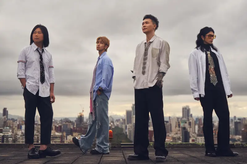 ▲瑪莎（左起）在〈勝利人生〉MV中和3位師弟鼓鼓、蕭秉治、聖皓組成新團，被粉絲笑稱是「瑪莎拉弟」，而這次瑪莎久違助陣拍MV，也讓蕭秉治嗨喊：「賺到了。」（圖／相信音樂提供）