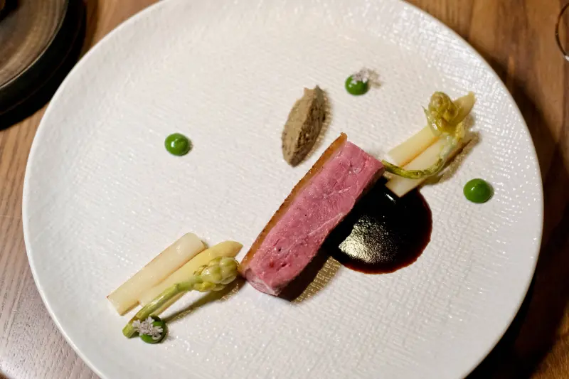 ▲米其林餐廳「LONGTAIL Restaurant & Bar 」首度改裝，從空間到味覺完全翻新，還迎來了年僅35歲的新銳主廚陳加朗(Erik Chen)，並推出短套餐，只要6道菜，本文完整開箱。（圖／記者葉盛耀攝）