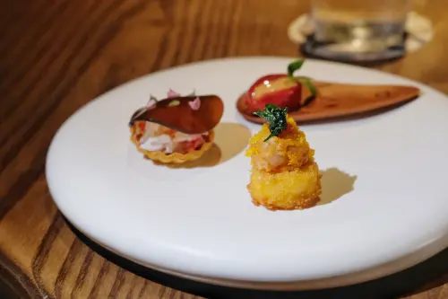 ▲開胃菜中的三小品，就已用了不少亞洲料理元素。（圖／記者葉盛耀攝）