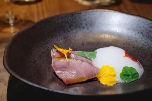 ▲「鰹魚/芹/XO醬」是將新鮮鰹魚經過炙燒，加上台灣本土柑橘花蜜、花椒製作的油醋醬等。（圖／記者葉盛耀攝）