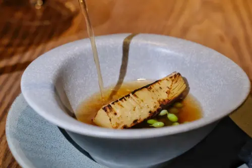 ▲「甲魚/季節時蔬」融合粵菜料理中上湯的元素。（圖／記者葉盛耀攝）