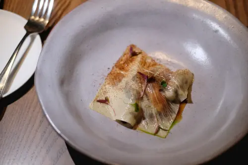 ▲「鮑魚/蠔/酸白菜」中湯葉下方有慢煨鮑魚，同樣也看出廣東菜影子。（圖／記者葉盛耀攝）