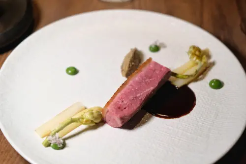 ▲「鴨/黑蒜/晚香玉筍」中的鴨胸處理恰如其分，鴨皮的酥脆佐配鴨肉多汁，美味度醉人。（圖／記者葉盛耀攝）