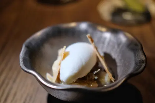 ▲套餐中的甜點，融合了杏仁茶、紅棗等元素。（圖／記者葉盛耀攝）