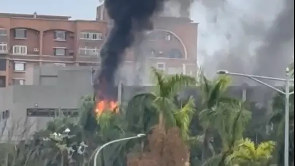 ▲陽明高中實驗室疑似因學生進行高燃點實驗操作不慎釀火警。（圖／翻攝自記者爆料網）