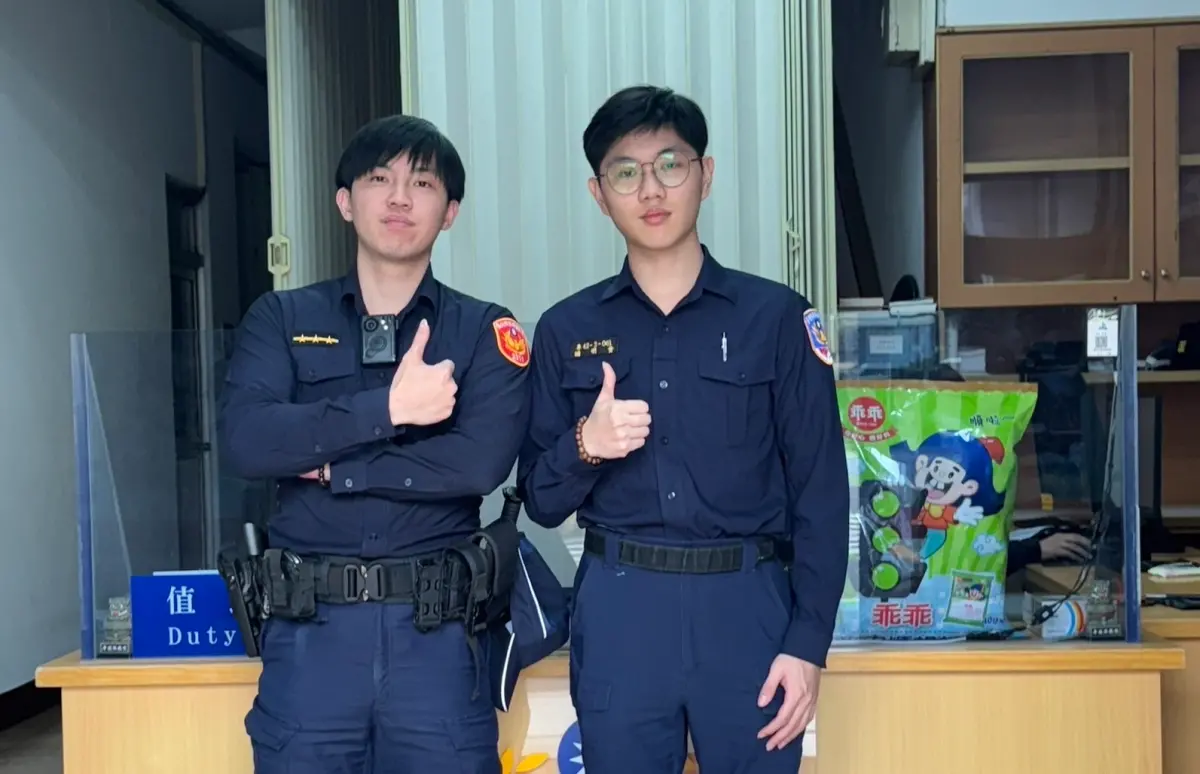 ▲西園所警員鄧勝隆（左）、實習生謝明貴（右）協助失智老翁返家。（圖／警方提供）