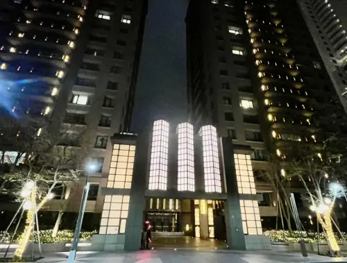 ▲大S的骨灰已經安置在她生前居住的信義區豪宅,她的前夫汪小菲今(5日)晚間搭車前往弔唁。(圖/記者李政龍攝) ▲大S的骨灰已經安置在她生前居住的信義區豪宅,她的前夫汪小菲今(5日)晚間搭車前往弔唁。(圖/記者李政龍攝)