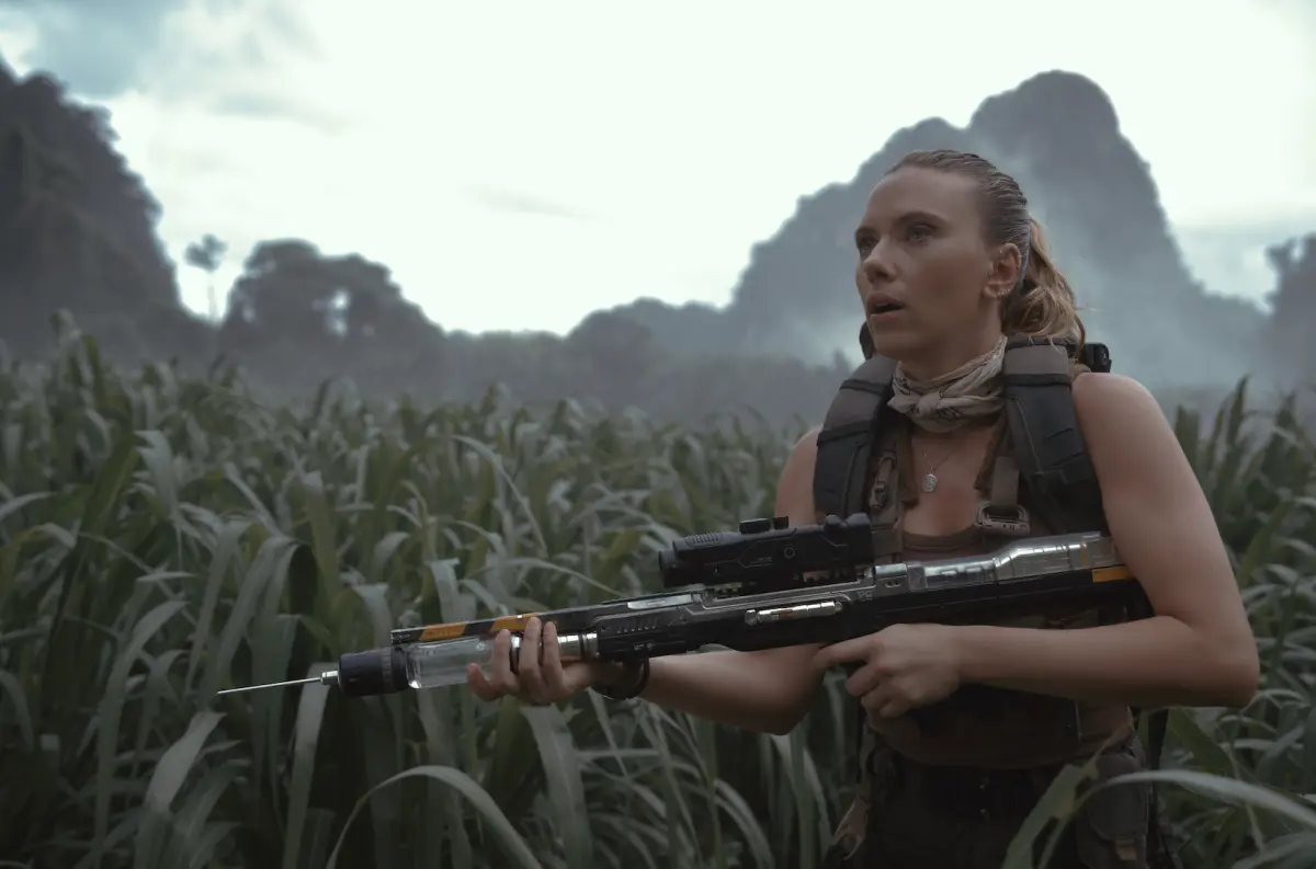 ▲《侏羅紀世界：重生》被看好是今年暑期的巨片，由昔日漫威英雄片「黑寡婦」史嘉蕾喬韓森領軍，是系列中第一位領銜和恐龍拚搏的動作女英雄。（圖／UIP提供）