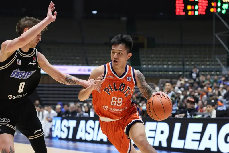 ▲今（5）日領航猿在桃園巨蛋主場迎戰香港東方，兩隊首次交手就是一場Win or Go Home的關鍵戰役，贏下這場比賽就能取得晉級、前進澳門四強賽的資格，領航猿展現強烈的求勝企圖心，在超過五千名的橙客加油吶喊下，以87：61擊敗對手，挺進2024-25東超四強賽。（圖／領航猿提供）