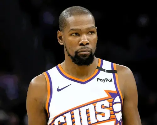 根據美國媒體報導,Durant可能被交易回金州勇士隊,此傳聞甚囂塵上。(圖/美聯社/達志影像) ▲NBA 交易截止日前,鳳凰城太陽已明確表態 不會交易 Kevin Durant,儘管勇士、熱火與太陽一度談妥三方交易,最終 Durant 本人親自喊停,使得交易告吹。(圖/美聯社/達志影像)