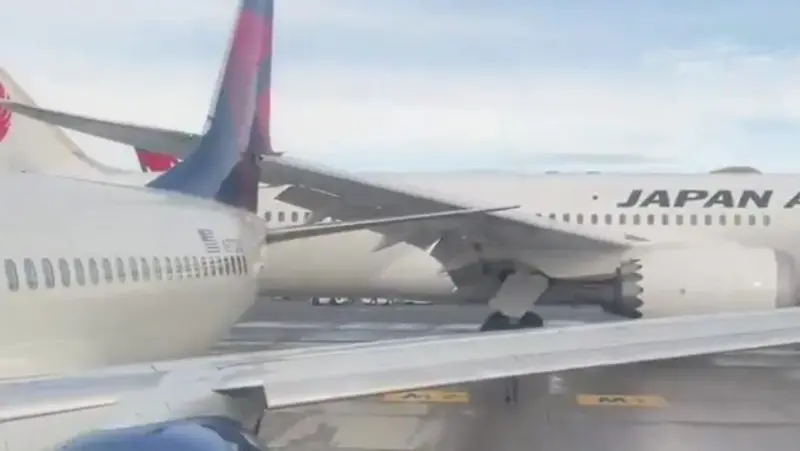 ▲日航、達美航空客機在西雅圖國際機場發生輕微擦撞,幸無人傷亡。(圖/擷取自影片)