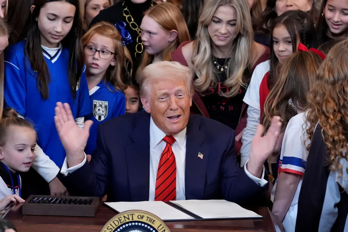 ▲川普5日正式簽署行政命令，禁止跨性別者參與女子體育賽事。（圖／美聯社／達志影像）