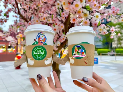 ▲補班日星巴克全台門市「第二杯半價」有星冰樂！現在免費送貼紙和「擁抱熱杯套」牽手超可愛。（圖／記者蕭涵云攝）