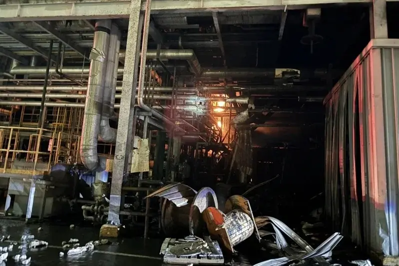 ▲新竹遠東紡織廠6日凌晨疑似因道生油洩漏引發爆炸，釀成2死19傷工安意外，勞動部職安署副署長萬榮富表示，要求廠商勒令停工且沒有期限。圖／新竹縣消防局提供