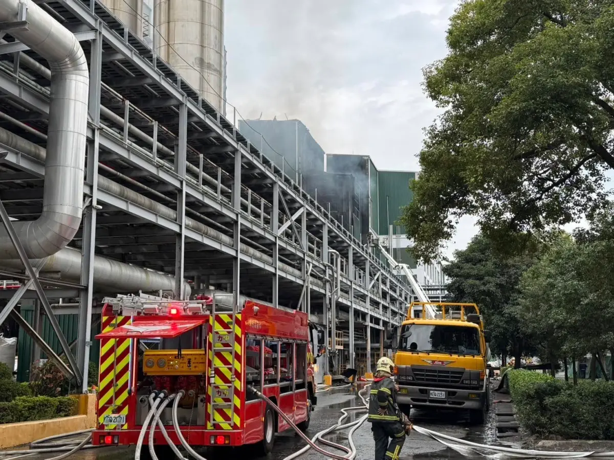 ▲新竹縣新埔鎮遠東新世紀紡織廠棉六場北廠，今（6）日凌晨2點53分發生氣爆事件，目前已有2人死亡、5人重傷、14人輕傷。（圖／新竹縣議員呂宛庭臉書）