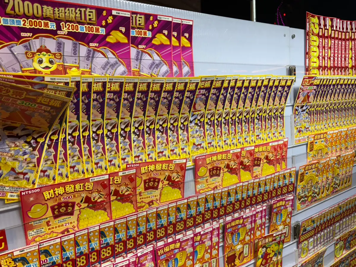 ▲刮刮樂、大樂透、威力彩等彩券在過年期間銷售量都非常好，不少民眾春節都會到彩券行試手氣。（圖/記者張嘉哲攝）
