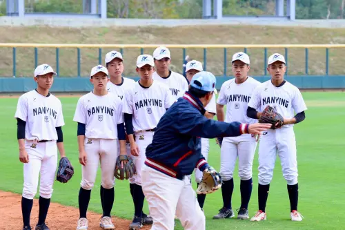 ▲雖然存在語言的隔閡，但巨人隊上下仍十分用心的對台南市高中球員的守備、打擊以及運動精神上嚴謹的指導。（圖／南市府提供）