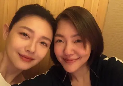 ▲小S(右)和大S感情深厚,被網友認為是最愛大S的人,但她曾經在訪問中稱大S是敗家女,覺得姊姊比自己還要愛花錢。大S過去拍《流星花園》也曾經有「在拍片空檔血拚到自己覺得快破產」的報導。(圖/摘自IG) ▲小S(右)和大S感情深厚,被網友認為是最愛大S的人,但她曾經在訪問中稱大S是敗家女,覺得姊姊比自己還要愛花錢。大S過去拍《流星花園》也曾經有「在拍片空檔血拚到自己覺得快破產」的報導。(圖/摘自IG)