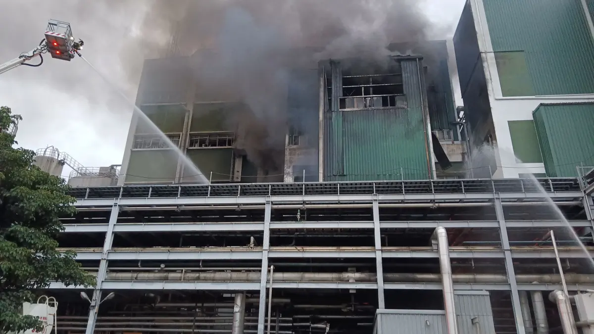 ▲遠東紡織廠凌晨發生鍋爐爆炸意外，當場造成兩名台灣籍男子死亡，另有19人輕重傷。（圖／新竹縣消防局提供）