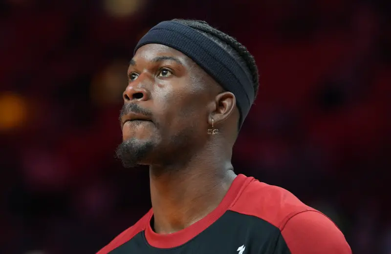 ▲NBA每天都在炸裂，熱火「士官長」Jimmy Butler被交易到勇士，勇士送出Kyle Anderson+Dennis Schroder+Andrew Wiggins+一受保護首輪。據傳，勇士和Jimmy Butler已經完成一分兩年1.12億美元續約（到2026-27年賽季），士官長放棄他剩下一年合約（2025-26年球員選項）。（圖／美聯社／達志影像）