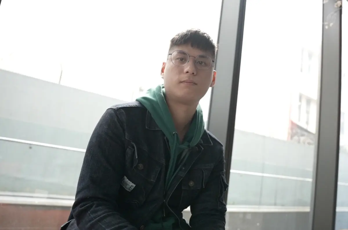 ▲24歲來自香港的談先生，透過「評點制」在台灣申請工作簽證，因為該制度不以薪資為考量，讓他感嘆台灣的低薪環境，使他想定居的心願變得更加困難。（圖／記者王郁勳攝）