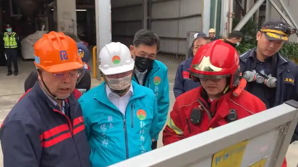 ▲新竹縣新埔遠東紡織廠發生嚴重爆炸意外，造成2死19人傷，新竹縣長楊文科上午8時許也親赴現場了解情況。（圖／新竹縣消防局提供）