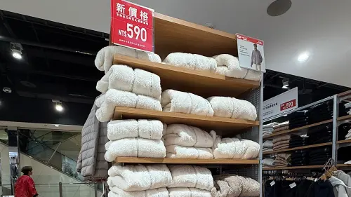 ▲第三波寒流最強冷空氣恐探5度低溫，UNIQLO年後保暖外套出清，童裝刷毛外套290元、女裝特級極輕羽絨外套秒省1000元。GU保暖系列STYLE-HEAT extra男女發熱衣190元清單一覽。（圖／記者蕭涵云攝）