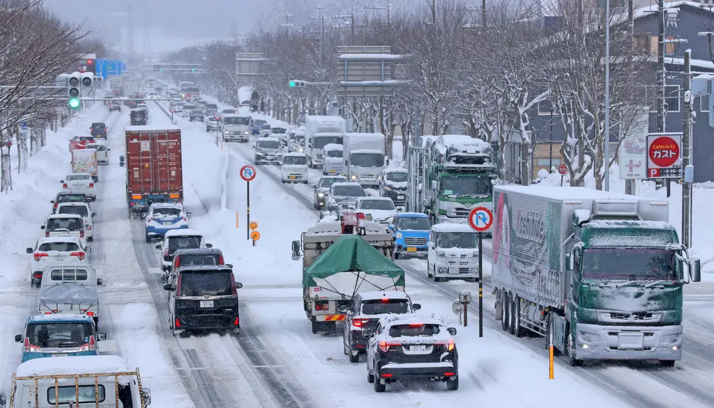 ▲今年冬季的日本大雪不斷，許多地區累積降雪量破紀錄，嚴重甚至影響交通。（圖／美聯社／達志影像）